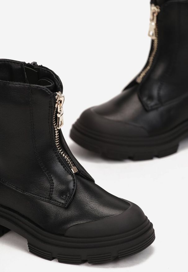 Born2be - Czarne Botki Workery z Suwakiem z Przodu Fabiane. Okazja: na uczelnię, na co dzień. Zapięcie: zamek. Kolor: czarny. Materiał: jeans. Wzór: kolorowy. Styl: casual, elegancki