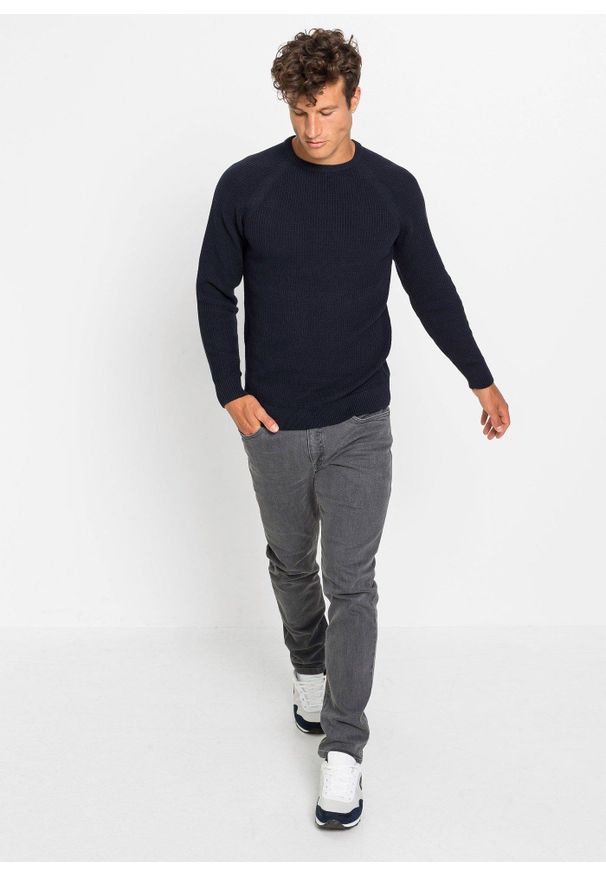 bonprix - Sweter o luźnym splocie z bawełny z recyklingu. Kolor: niebieski. Materiał: bawełna. Wzór: ze splotem