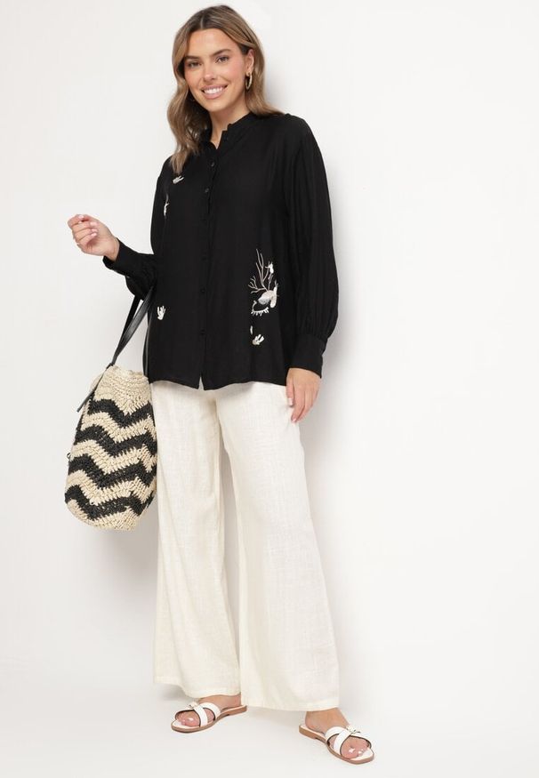 Born2be - Czarna Koszula z Wiskozą o Klasycznym Kroju Zdobiona Haftem Korilene. Okazja: na spotkanie biznesowe. Typ kołnierza: kołnierzyk klasyczny. Kolor: czarny. Materiał: wiskoza. Długość rękawa: długi rękaw. Długość: długie. Wzór: aplikacja, haft. Styl: klasyczny