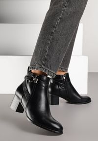 Born2be - Czarne Botki na Słupku z Metaliczną Aplikacją przy Cholewce Tulianis. Okazja: na co dzień. Kolor: czarny. Materiał: jeans. Szerokość cholewki: normalna. Wzór: aplikacja. Obcas: na słupku. Styl: casual, elegancki. Wysokość obcasa: średni #4