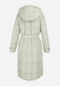 Born2be - Jasnozielona Kurtka Pikowana z Paskiem Gutdat. Okazja: na co dzień. Kolor: zielony. Materiał: materiał. Długość rękawa: długi rękaw. Długość: długie. Sezon: zima. Styl: casual #9