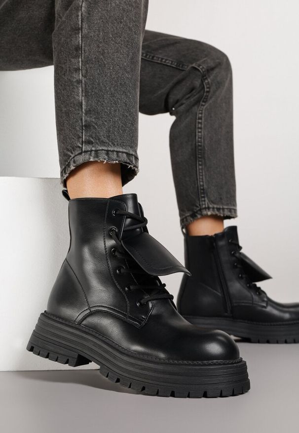 Renee - Czarne Casualowe Botki Typu Workery Vemarine. Okazja: na co dzień. Zapięcie: sznurówki. Kolor: czarny. Materiał: jeans. Styl: casual