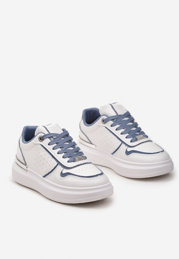 Renee - Białe Sneakersy Ozdobione Wstawkami z Materiału i Aplikacją z Cyrkonii Eephira. Zapięcie: sznurówki. Kolor: biały. Materiał: materiał. Wzór: aplikacja. Obcas: na obcasie. Wysokość obcasa: niski