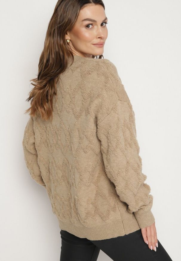 Born2be - Ciemnobeżowy Sweter o Luźnym Kroju i Wzorzystym Splocie ze Ściągaczami Elondrae. Okazja: na co dzień. Kolor: beżowy. Materiał: bawełna, jeans. Długość rękawa: długi rękaw. Długość: długie. Wzór: ze splotem. Styl: elegancki, casual