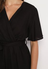 Born2be - Czarny Bawełniany Kombinezon z Kopertowym Dekoltem i Materiałowym Paskiem w Talii Viklie. Kolor: czarny. Materiał: bawełna, materiał. Długość rękawa: krótki rękaw. Długość: krótkie. Styl: elegancki #3