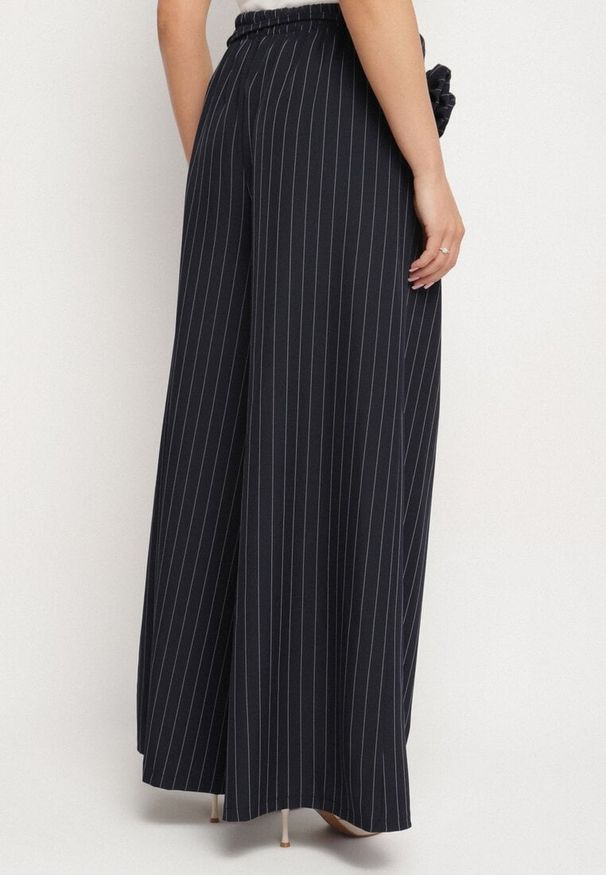 Born2be - Granatowe Spodnie o Kroju Palazzo z Wysokim Stanem i Kwiatową Broszką Folanta. Okazja: na spotkanie biznesowe, na co dzień. Stan: podwyższony. Kolor: niebieski. Wzór: kwiaty. Styl: elegancki, casual, biznesowy