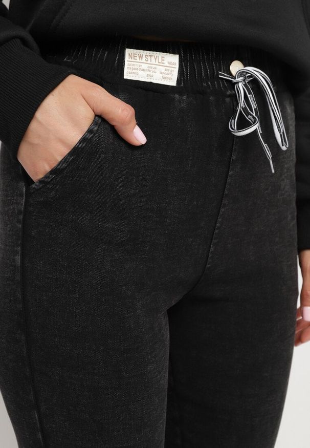 Born2be - Czarne Bawełniane Spodnie Dresowe Typu Jogger z Gumką i Sznureczkiem w Talii Kaithalia. Kolor: czarny. Materiał: dresówka, bawełna. Styl: klasyczny, elegancki