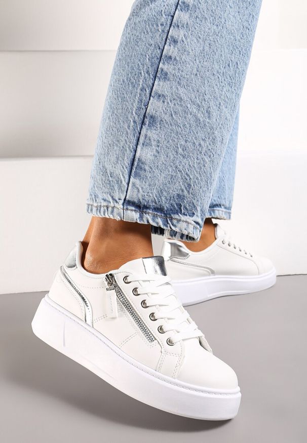 Renee - Białe Sneakersy z Ozdobnym Suwakiem i Platformą Iolanna. Nosek buta: okrągły. Zapięcie: sznurówki. Kolor: biały. Materiał: materiał. Obcas: na platformie. Wysokość obcasa: niski