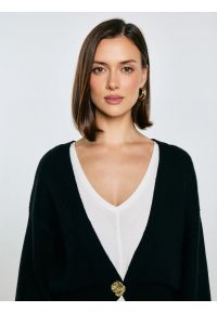 Big-Star - Sweter damski z wiskozy taliowany czarny Goldi 906. Okazja: do pracy, na spotkanie biznesowe, na co dzień, na randkę. Kolor: czarny. Materiał: wiskoza. Długość: krótkie. Styl: casual, klasyczny, biznesowy #6