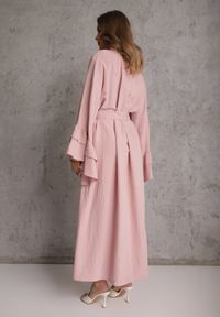 Renee - Różowa Koszulowa Sukienka z Wiskozy Ozdobiona Paskiem i Falbanami Tinethra. Okazja: na co dzień. Kolor: różowy. Materiał: wiskoza. Wzór: aplikacja. Typ sukienki: koszulowe. Styl: casual, elegancki, wizytowy #5