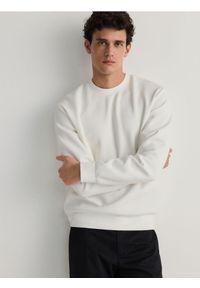 Reserved - Gładka bluza z bawełną - złamana biel. Materiał: bawełna. Wzór: gładki