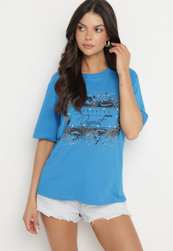 Born2be - Niebieski Bawełniany T-shirt Ozdobiony Nadrukiem Nartzedi. Okazja: na co dzień. Kolor: niebieski. Materiał: bawełna. Wzór: aplikacja, nadruk. Styl: casual