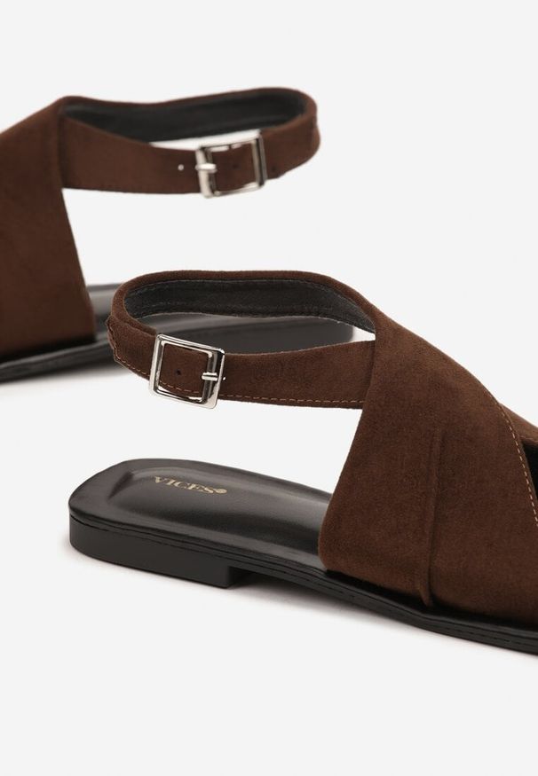 Renee - Brązowe Sandały Japonki Vices z Ozdobnymi Paskami Naliava. Zapięcie: pasek. Kolor: brązowy. Sezon: lato. Styl: elegancki