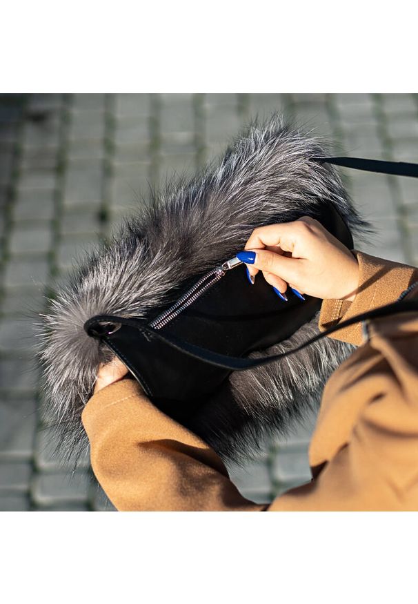 Luka-Pelli - Czarna Elegancka Mufka Luka- Pelli Rękaw Na Dłonie Z Naturalnym Futrem Z Lisa. Kolor: czarny. Sezon: lato. Materiał: futrzane. Styl: elegancki. Rodzaj torebki: na ramię