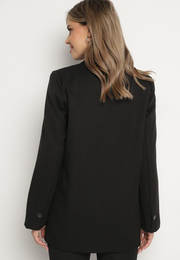 Born2be - Czarna Dwurzędowa Marynarka o Pudełkowym Kroju z Imitacją Kieszeni Lobirana. Okazja: na spotkanie biznesowe, do pracy. Kolor: czarny. Styl: elegancki, biznesowy