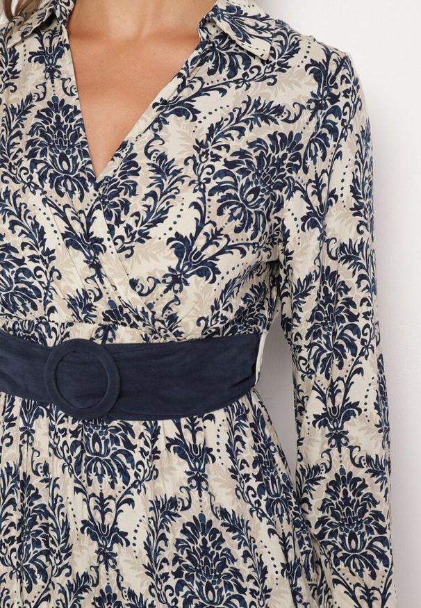 Born2be - Granatowo-Beżowa Wiskozowa Kopertowa Sukienka w Stylu Boho z Materiałowym Paskiem z Klamrą Rinovia. Okazja: na co dzień. Kolor: niebieski. Materiał: wiskoza, materiał. Wzór: aplikacja. Typ sukienki: kopertowe. Styl: boho