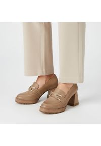 Półbuty damskie Armodo, cholewka ze skóry naturalnej stabilnym słupkowym obcasie z ozdobną klamrą i masywną podeszwą łączą elegancki styl z wygodą na. Okazja: na co dzień, do pracy. Zapięcie: klamry. Kolor: beżowy. Szerokość cholewki: normalna. Wzór: aplikacja. Materiał: skóra. Obcas: na obcasie. Styl: elegancki. Wysokość obcasa: średni #9