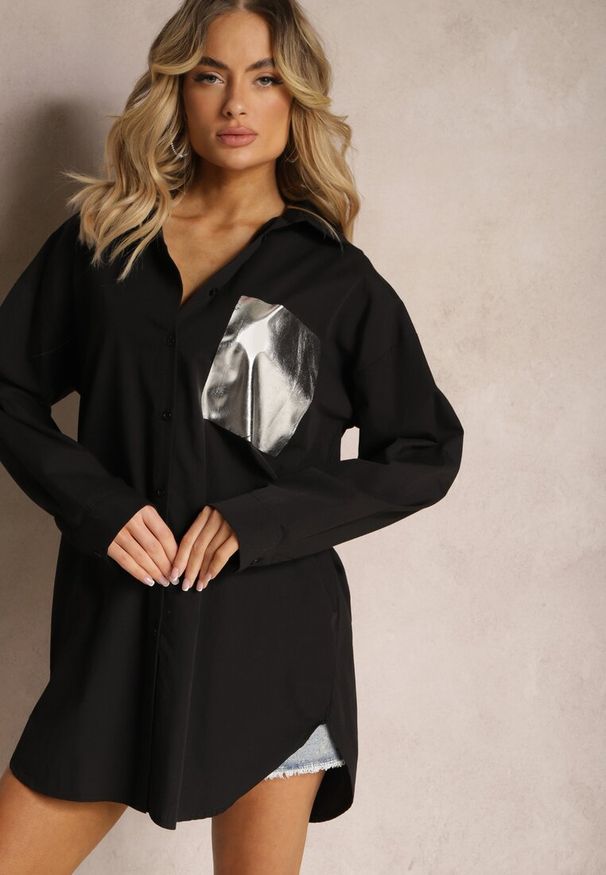 Renee - Czarna Klasyczna Koszula z Bawełny o Długim Kroju na Guziki z Metalicznym Nadrukiem Aunelia. Okazja: do pracy, na co dzień. Kolor: czarny. Materiał: bawełna. Długość rękawa: długi rękaw. Długość: długie. Wzór: nadruk. Styl: klasyczny