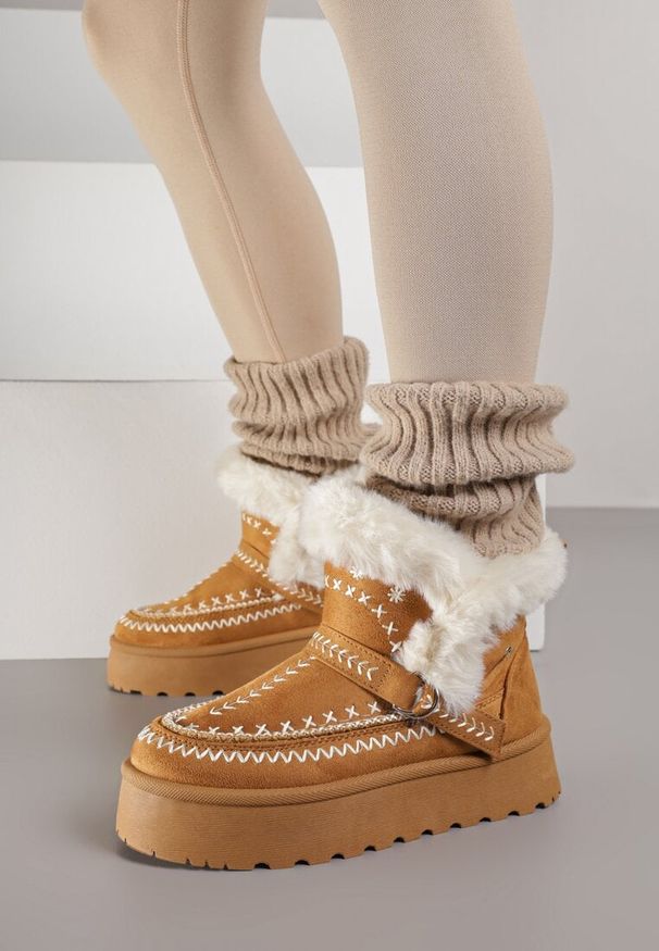 Renee - Jasnobrązowe Śniegowce na Platformie z Futerkiem i Haftowanym Wzorem Celatusa. Okazja: na co dzień. Kolor: brązowy. Materiał: futro. Wzór: haft. Sezon: zima. Obcas: na platformie. Styl: casual