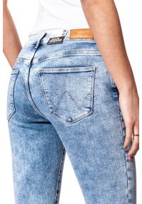 Wrangler - WRANGLER HIGH RISE SKINNY WROCK BLUE W27HSV24S. Stan: podwyższony. Wzór: aplikacja #6