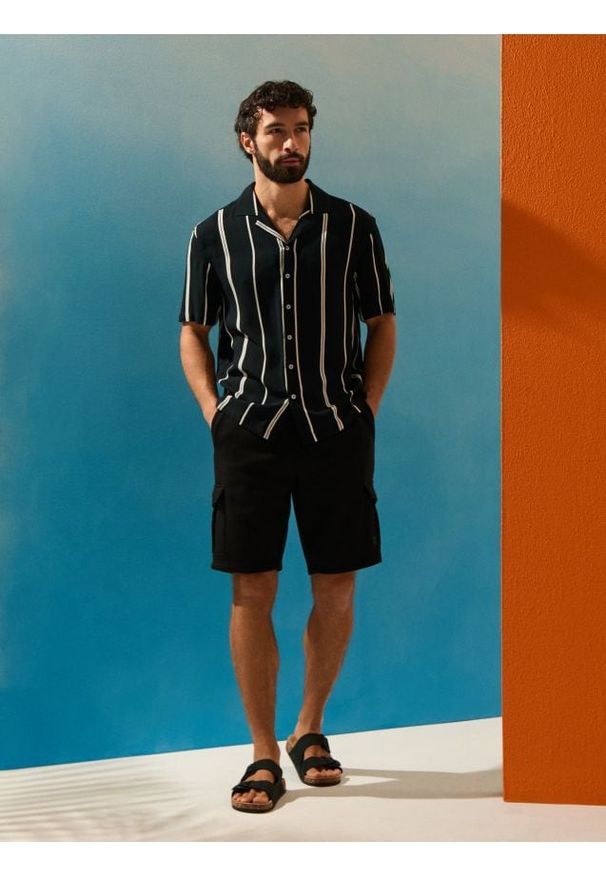 Sinsay - Wiskozowa koszula w paski - czarny. Kolor: czarny. Materiał: wiskoza. Wzór: paski