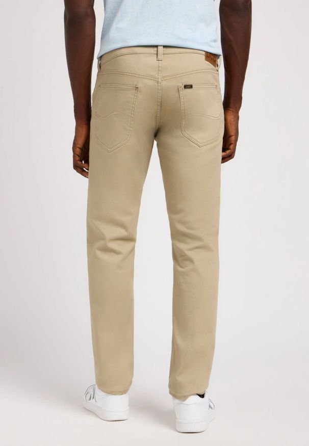 Lee - MESKIE SPODNIE MATERIALOWE LEE DAREN ZIP FLY KANSAS CITY KHAKI 112349219. Kolor: brązowy
