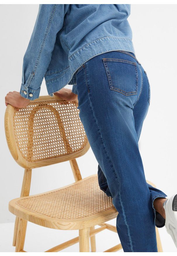 bonprix - Dżinsy Mom ze stretchem. Kolor: niebieski