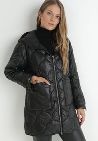 Born2be - Czarna Kurtka z Geometrycznym Pikowaniem i Kapturem Cala. Okazja: na co dzień. Kolor: czarny. Materiał: tkanina. Długość rękawa: długi rękaw. Długość: długie. Wzór: geometria. Styl: casual #1