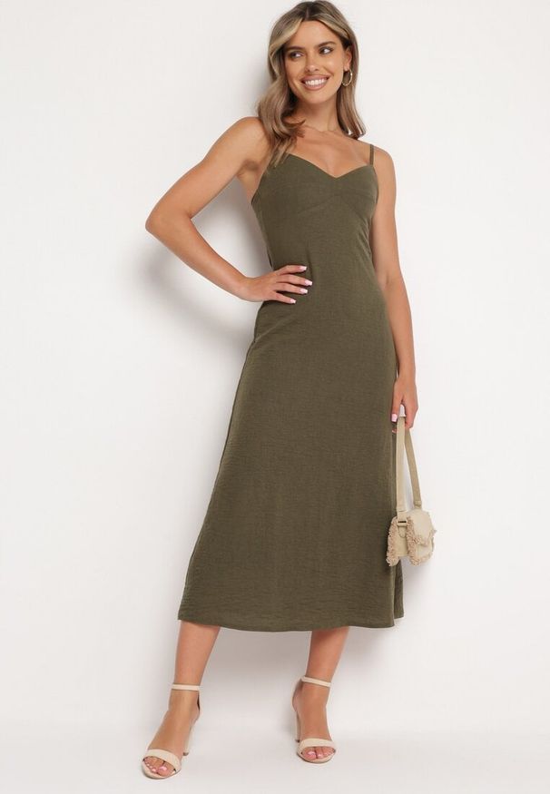 Born2be - Zielona Sukienka o Rozkloszowanym Kroju na Ramiączkach Naouise. Okazja: na randkę, na ślub cywilny, na wesele. Typ kołnierza: dekolt w kształcie V. Kolor: zielony. Materiał: tkanina, lakier. Długość rękawa: na ramiączkach. Sezon: lato. Typ sukienki: rozkloszowane, oversize