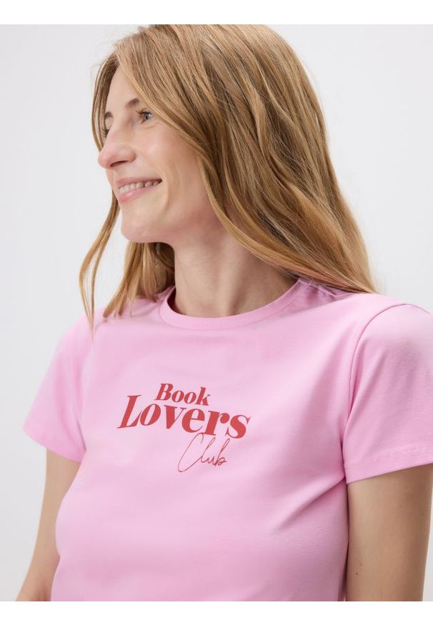 Reserved - T-shirt regular z nadrukiem - różowy. Kolor: różowy. Materiał: bawełna. Wzór: nadruk