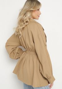Born2be - Ciemnobeżowy Krótki Płaszcz z Bufiastymi Rękawami i Elastycznym Paskiem z Klamrą Lirenda. Okazja: na co dzień. Kolor: beżowy. Długość: krótkie. Styl: casual, elegancki, klasyczny #4