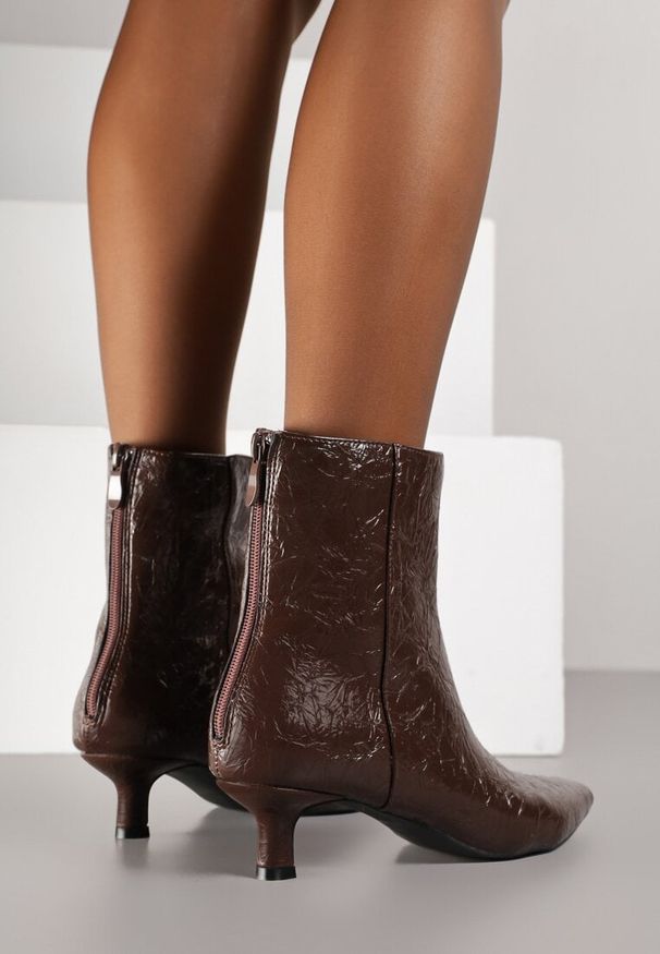 Renee - Brązowe Botki Vices na Kaczuszce Ozdobione Tłoczeniem Zaidora. Okazja: do pracy, na co dzień, na spotkanie biznesowe, na spacer. Kolor: brązowy. Wzór: aplikacja. Sezon: jesień. Obcas: na szpilce. Styl: elegancki, biznesowy, casual
