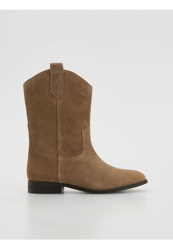 Reserved - Zamszowe botki - beżowy. Kolor: beżowy. Materiał: zamsz