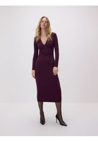 Reserved - Sukienka z marszczeniem - ciemnofioletowy. Kolor: fioletowy. Materiał: dzianina #1