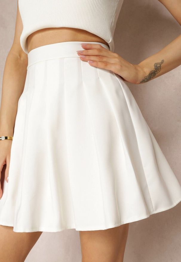 Renee - Biała Rozkloszowana Spódnica Mini z Zakładkami Plainnet. Kolor: biały. Wzór: aplikacja