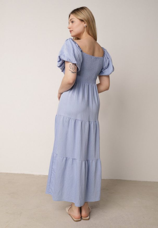 Born2be - Jasnoniebieska Wiskozowa Sukienka z Bufiastymi Rękawami i Marszczoną Górą Liones. Okazja: na co dzień. Kolor: niebieski. Materiał: wiskoza. Długość rękawa: krótki rękaw. Sezon: lato. Typ sukienki: proste. Styl: wakacyjny, casual
