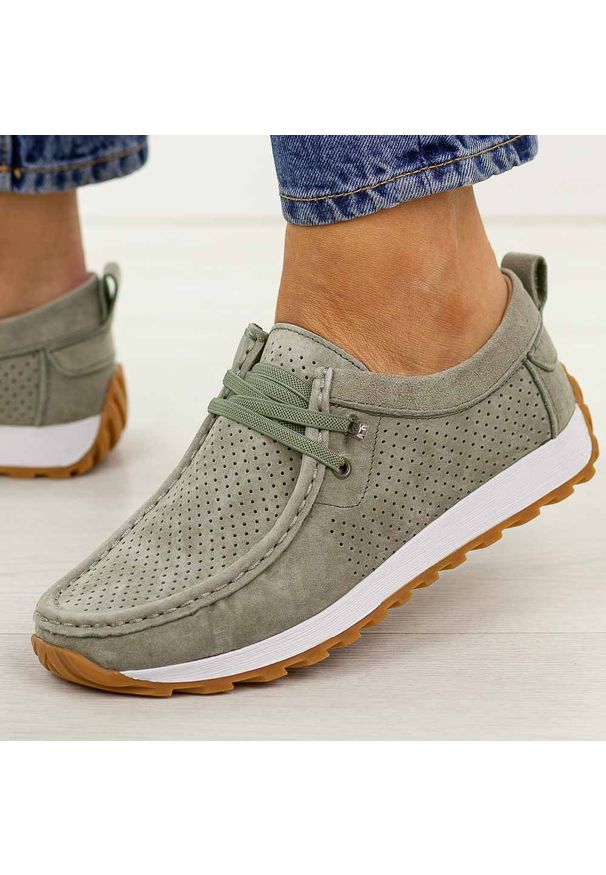 Zielone skórzane mokasyny damskie Jezzi 9772. Okazja: na spacer, na co dzień. Nosek buta: okrągły. Zapięcie: bez zapięcia. Kolor: zielony. Szerokość cholewki: normalna. Wzór: ażurowy. Materiał: zamsz, skóra. Sezon: wiosna, jesień, lato. Styl: casual, elegancki, klasyczny