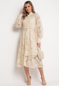 Born2be - Jasnobeżowa Koronkowa Sukienka Midi z Wiązanym Paskiem Azraella. Kolor: beżowy. Materiał: koronka. Długość rękawa: na ramiączkach. Długość: midi #2
