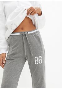 bonprix - Spodnie dresowe z elastycznego materiału z bawełną. Kolor: szary. Materiał: dresówka, bawełna, materiał. Wzór: nadruk. Styl: sportowy #3