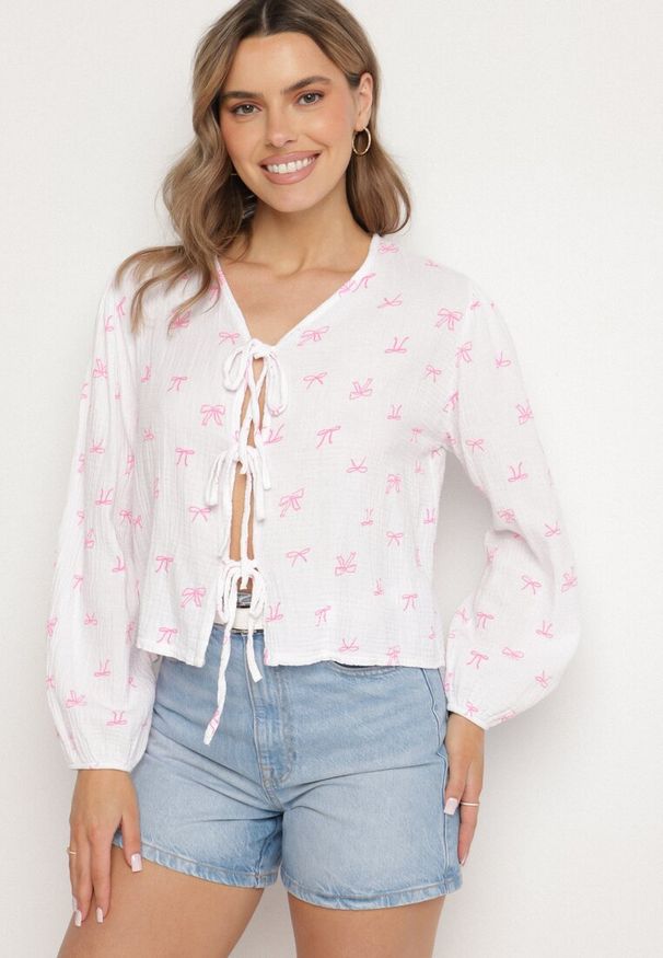 Born2be - Biała Koszulowa Bluzka z Bawełny z Długim Rękawem i Ozdobnymi Wiązaniami Lioraine. Okazja: na co dzień. Typ kołnierza: dekolt w serek. Kolor: biały. Materiał: bawełna. Długość rękawa: długi rękaw. Długość: długie. Styl: elegancki, casual