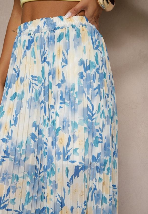 Renee - Niebieskie Spodnie High Waist Zdobione Plisami i Kwiatowym Printem Folamea. Okazja: na co dzień. Stan: podwyższony. Kolor: niebieski. Wzór: aplikacja, kwiaty, nadruk. Styl: klasyczny, elegancki, casual