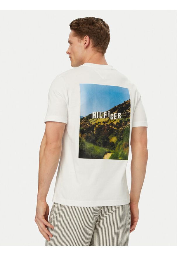 TOMMY HILFIGER - Tommy Hilfiger T-Shirt Logo Graphic MW0MW42389 Biały Regular Fit. Kolor: biały. Materiał: bawełna