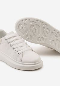 Renee - Biało-Beżowe Sneakersy na Gładkiej Platformie z Ozdobną Wstawką z Tyłu Crisulla. Nosek buta: okrągły. Zapięcie: sznurówki. Kolor: biały. Materiał: materiał. Wzór: gładki. Obcas: na platformie. Wysokość obcasa: niski #5