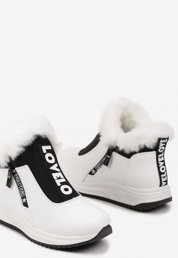 Born2be - Białe Płaskie Sneakersy z Napisami i Futerkiem Riantha. Kolor: biały. Materiał: futro. Wzór: napisy. Sezon: zima, jesień. Obcas: na obcasie. Wysokość obcasa: niski