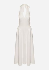 Born2be - Biała Sukienka o Rozkloszowanym Kroju z Wiązanym Dekoltem Halter Senicea. Okazja: na co dzień, na spacer. Typ kołnierza: dekolt halter. Kolor: biały. Typ sukienki: proste. Styl: casual #7