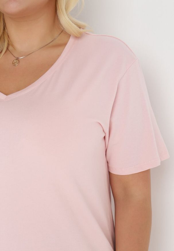 Born2be - Jasnoróżowy T-shirt Genilin. Okazja: na co dzień. Typ kołnierza: dekolt w serek. Kolekcja: plus size. Kolor: różowy. Materiał: jeans. Styl: casual
