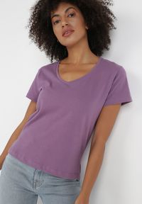 Born2be - Fioletowy T-shirt Metoreia. Okazja: na co dzień. Kolor: fioletowy. Materiał: bawełna, dzianina. Długość rękawa: krótki rękaw. Długość: krótkie. Wzór: gładki. Styl: casual, sportowy #1
