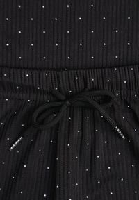 Renee - Czarny Oversizowy Komplet Zdobiony Cyrkoniami T-shirt i Spodnie Arnateia. Kolor: czarny. Wzór: aplikacja #8