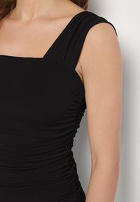 Born2be - Czarna Dopasowana Sukienka Koktajlowa z Marszczeniem Lumirene. Okazja: na randkę. Kolor: czarny. Styl: wizytowy #6