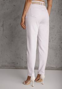 Renee - Białe Jeansy Mom Fit z Bawełny i Wiskozy z Dodatkowym Paskiem Prosinix. Okazja: na randkę. Kolor: biały. Styl: klasyczny #3